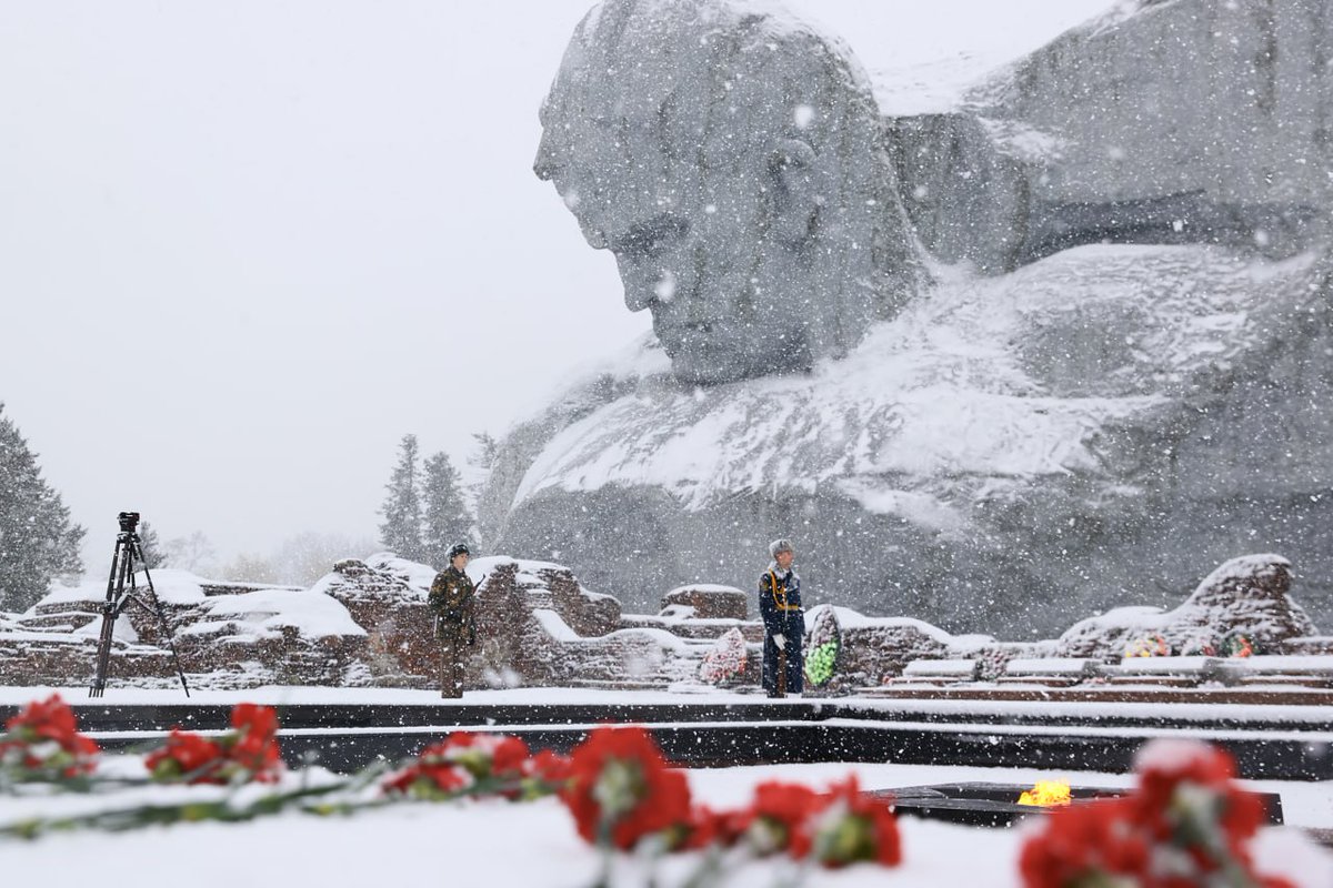 mfa_russia's tweet photo. #PhotoOfTheDay
🇷🇺🇧🇾 Russia's Foreign Minister Sergey Lavrov took part in the wreath-laying ceremony at the Eternal Flame of the Brest Fortress
📍 Brest, November 22
#WeRemember #NoOneIsForgotten https://t.co/LZMoKEnuJQ