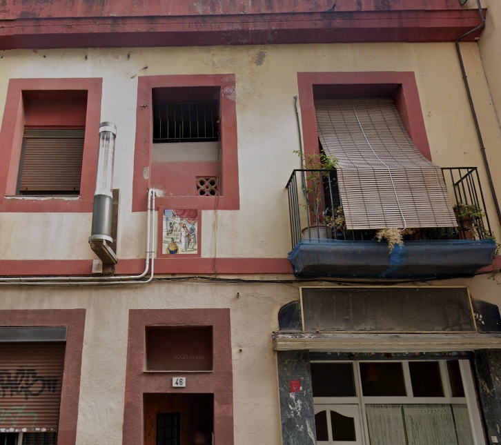 Una altra curiositat del #PatrimoniLH que trobareu als carrers de #LHospitalet és la casa de c/Major,46, la qual, fins la construcció de l'actual Casa de la Vila, va ser la seu de <a href="/LHAjuntament/">Ajuntament de L'Hospitalet</a>. La casa està una mica endarrerida formant una primigènia plaça de l'Ajuntament.