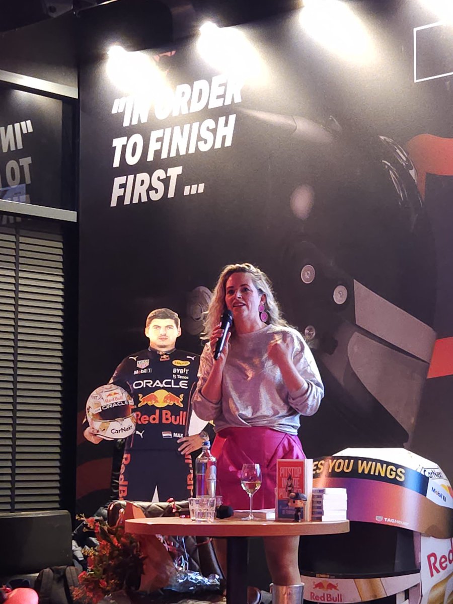 Woensdagavond was de boekpresentatie en ik ben nog aan het nagenieten. Wat een memorabele avond met vrienden, collega’s en <a href="/jan_lammers/">Jan Lammers</a> die het eerste exemplaar in ontvangst nam. #pitstopindepolder #racesquareutrecht