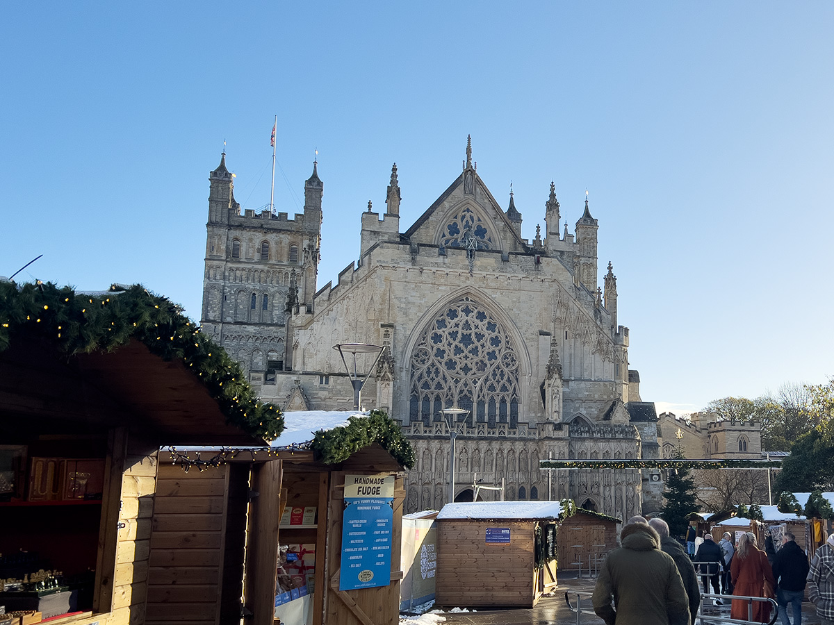 ExeXmasMarket's tweet photo. It's a lovely sunny day here at Exeter Cathedral Christmas Market! ☀️🎄 We are open until 9pm, bringing you unique local gifts, street food flavours from around the world, cosy bars and more! 🍻🌭🛍 #ExeterCathedral #ExeterCathedralChristmasMarket https://t.co/RKDnTK1tox