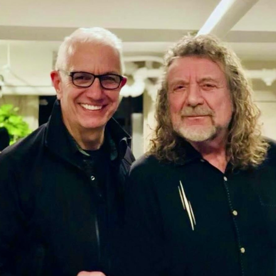 This is my great friend, music executive Andrew Govatzos! Check out  the story of how Bob Dylan felt Andrew would be a good choice to "draw" on the newest episode of Music Drives Us!
redcircle.com/shows/86b788c8…