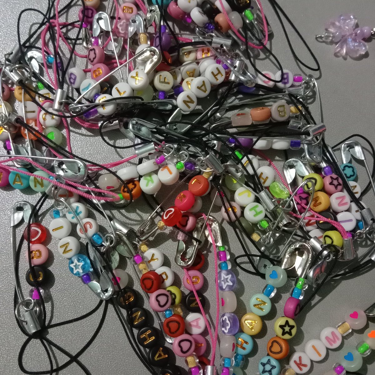 ✮ ⋆ ˚ stray kids #dominATE_BULACAN mini fan support by binniebiceps ˚ ｡𖦹

❣️ handmade safety pin charms because skz is my safe place ✨🙂‍↕️
❣️ loc tba
❣️ limited qty. 1:1!
❣️ will most probably give out randomly, just tell me who ur bias is haha

see you tomorrow, STAYs! ⭐
