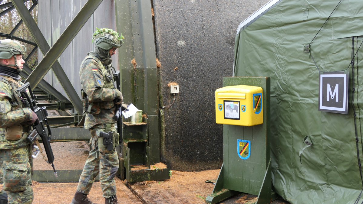 SKB_JSES's tweet image. Im Ernstfall kommt einem Brief oder einer Postkarte wieder hohe Bedeutung zu – gerade in der Landes- und Bündnisverteidigung. Das wissen die #Soldatinnen &amp;amp; #Soldaten in den #Feldpost|ämtern und üben deshalb diese Woche ihre Verfahren👇
bundeswehr.de/de/organisatio…
#SKB #Logistik #LVBV