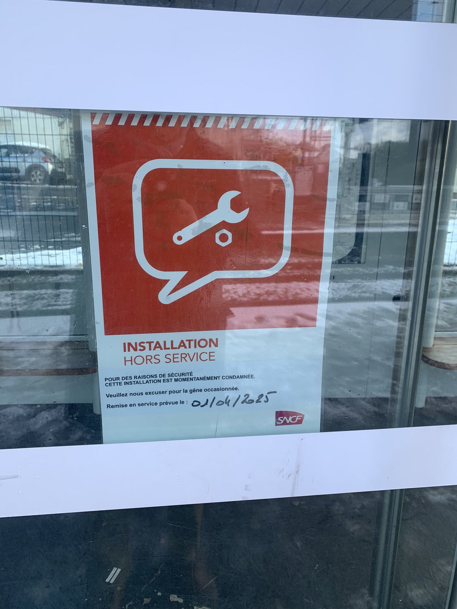 Dites <a href="/LigneH_SNCF/">Ligne H</a> le premier jour de neige de l’année on essaie la gare de Presles et on découvre que celle ci est devenue une boulangerie et que l’abri plutôt sympa sur le quai 2 est fermé jusqu’au mois d’avril… la fin de l’hiver ! Ironie mal placée je trouve…