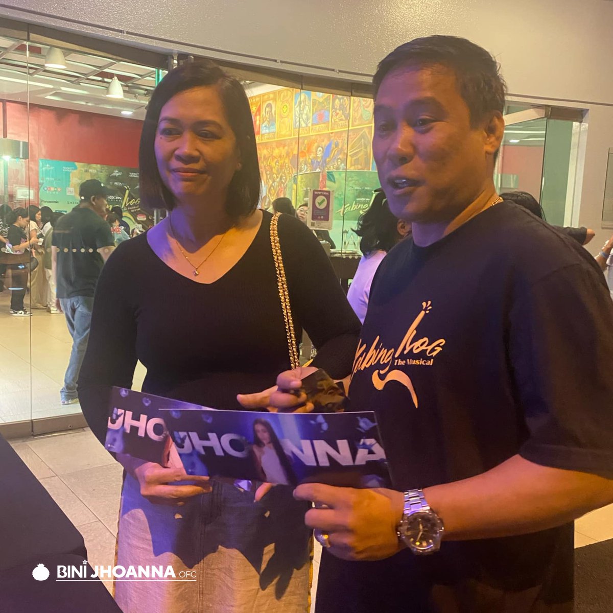 BiniJhoannaOFC's tweet photo. Jhoanna's parents are here to support her first show back as Eds! 🤎

JHOANNA BACK AS EDS

#JhoAtTabingIlogTheMusical
#BINI_Jhoanna @bini_jhoanna https://t.co/AD0MyZIOXN