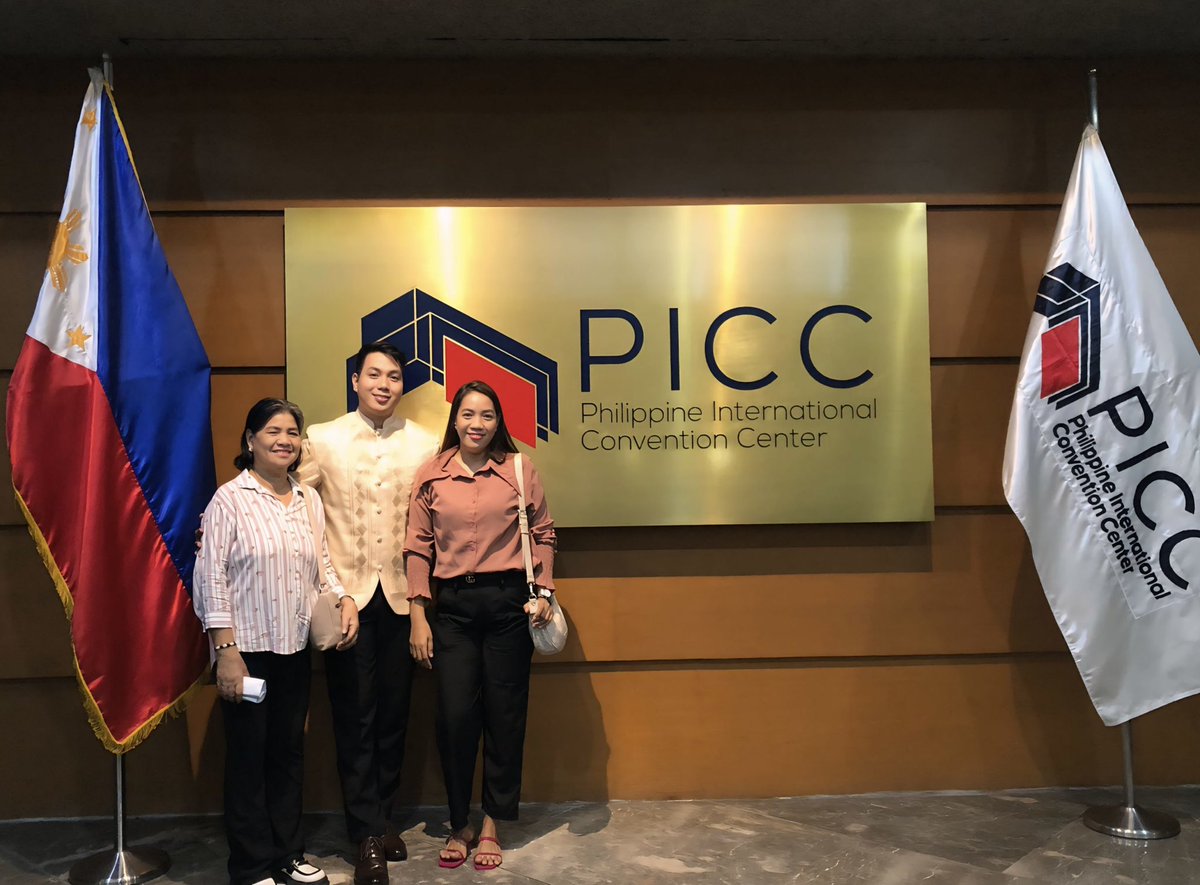BernardVOna's tweet photo. Thank you Lord !
Officially new physicians! Today, we took our oath to serve with compassion, integrity, and dedication. Grateful for this milestone and ready to make a difference in the lives of others. #NewPhysicians #OathTaking
๐ธsucks https://t.co/X3xPwDpGJ6