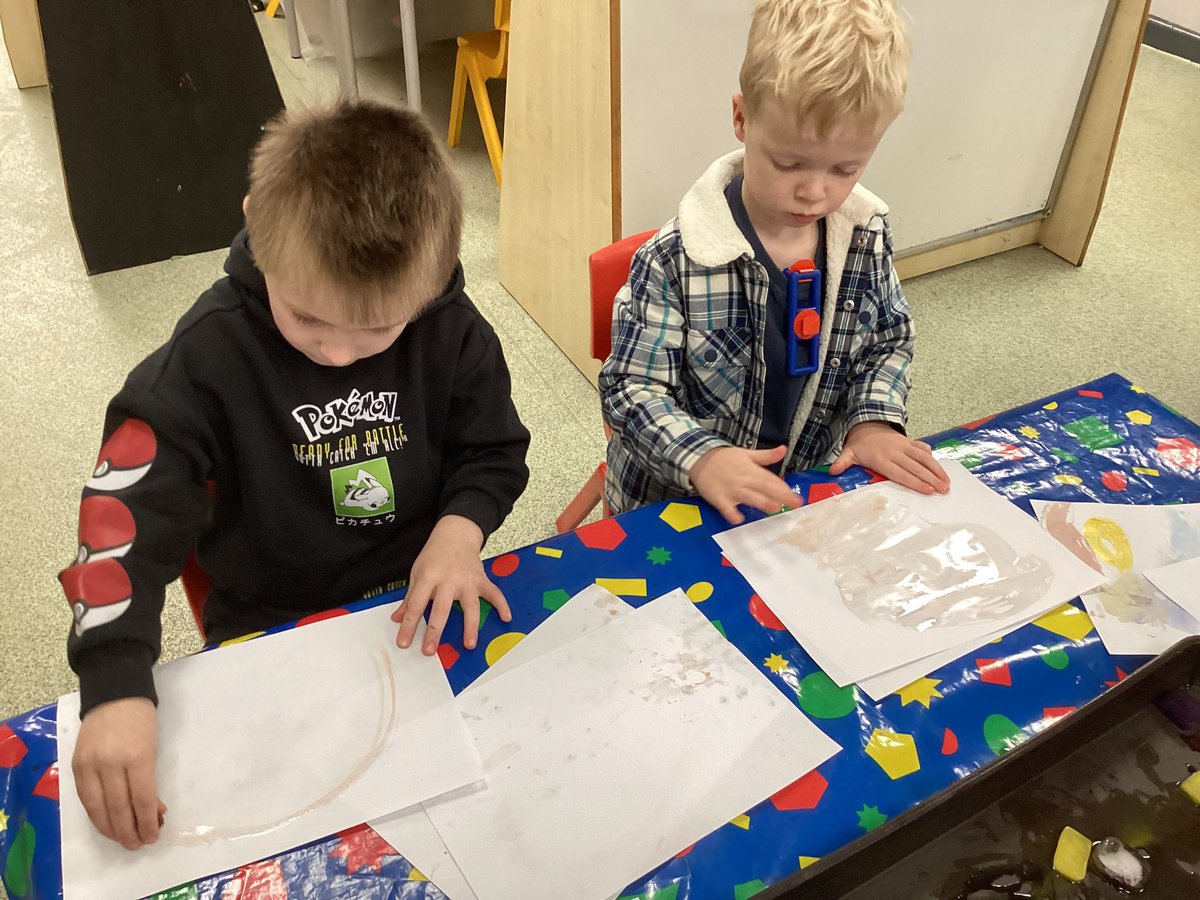 HorwichParishCE's tweet image. Reception children have thoroughly enjoyed making ice pictures this morning 🧊❄️  #ExperimentingWithIce #HPYR