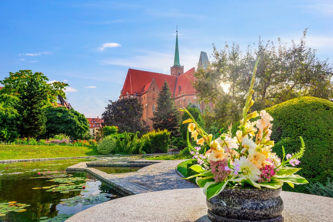 vldb_ssc's tweet image. We're excited to announce that the VLDB Summer School will take place from Monday, 28th of July, to Thursday, 31st of July, 2025 at the University of Wroclaw, in Poland! 🇵🇱 More details to follow soon ☀️