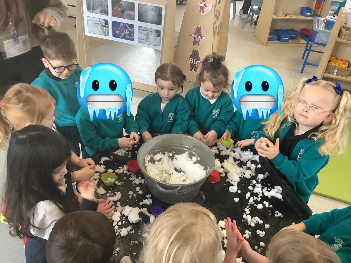staynorHprimary's tweet photo. Team Esk loved exploring the snow this week. They made snowmen and cupcakes with the snow. Pushing the snow together in our hands to make a ball. @eboractrust #staynoreyfs https://t.co/fq3jmI2JGC