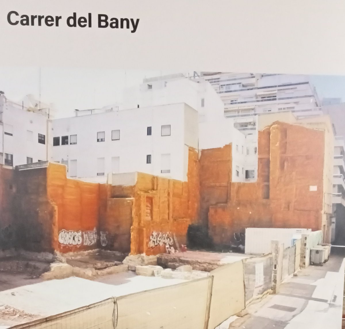 VellutersInfo's tweet photo. 🏚️ El passat dia 25 visitarem l'exposició "Solars en Trànsit" (organitzada per @AmicsDelCarme i @AVelluters) interessats en els abundants solars en #Velluters.
🏗️ Pel que fa al barri, hi ha fins a 12 solars, la majoria d'ells destinats en un futur a l'activitat hotelera. https://t.co/rzLxYiZ6KO