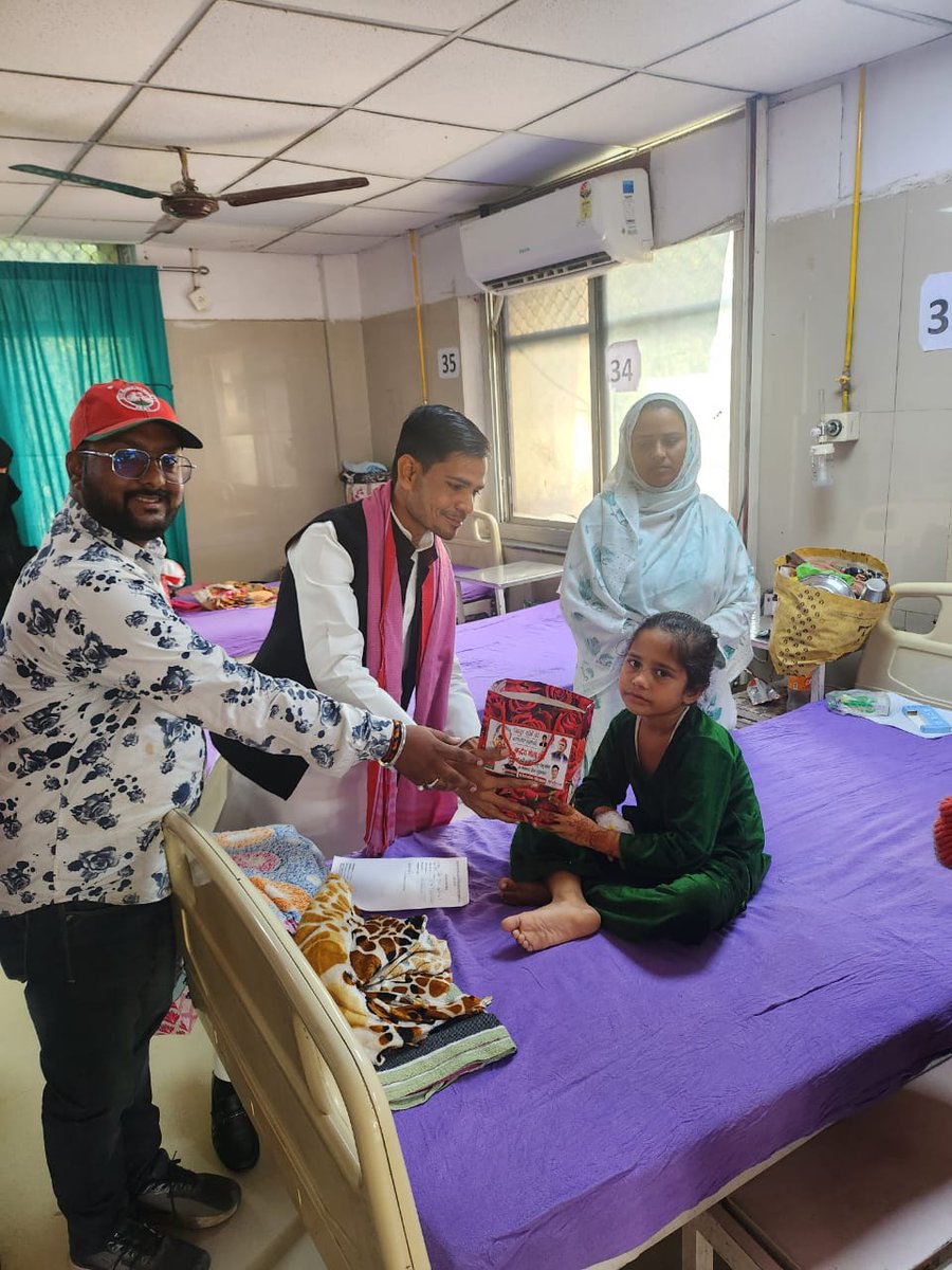 GkNewsLive1's tweet photo. लखनऊ- मुलायम सिंह यादव की जयंती पर सिविल अस्पताल में बांटे गए फल 
📷मुलायम सिंह यादव की मनाई जा रही 85वीं जयंती 
📷 जिसमें पश्चिम विधानसभा अध्यक्ष जफर इकराम जी अब्दुल अज़ीम प्रदेश सचिव छात्र सभा और आकाश बाजपेई उपस्थि रहे।।

#Lucknow #MulayamSinghYadavJayanti https://t.co/QDR49ub6o1