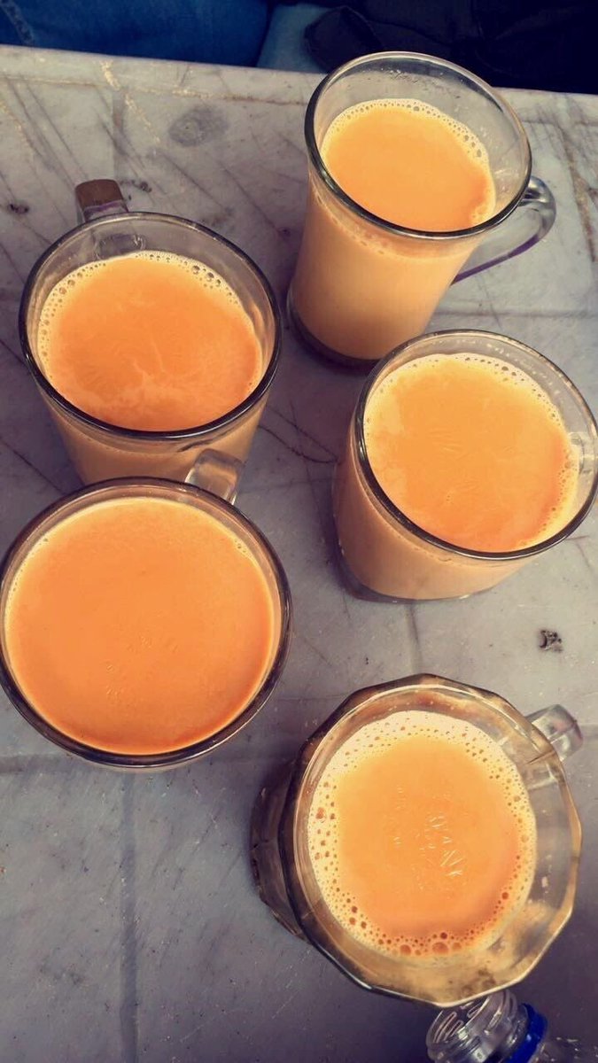 चाय जैसी उबल रही है
        ज़िंदगी,
मगर हम भी हर घुट का 
  आनंद शौक से लेंगे ।
#चाय_वाला_इश्क