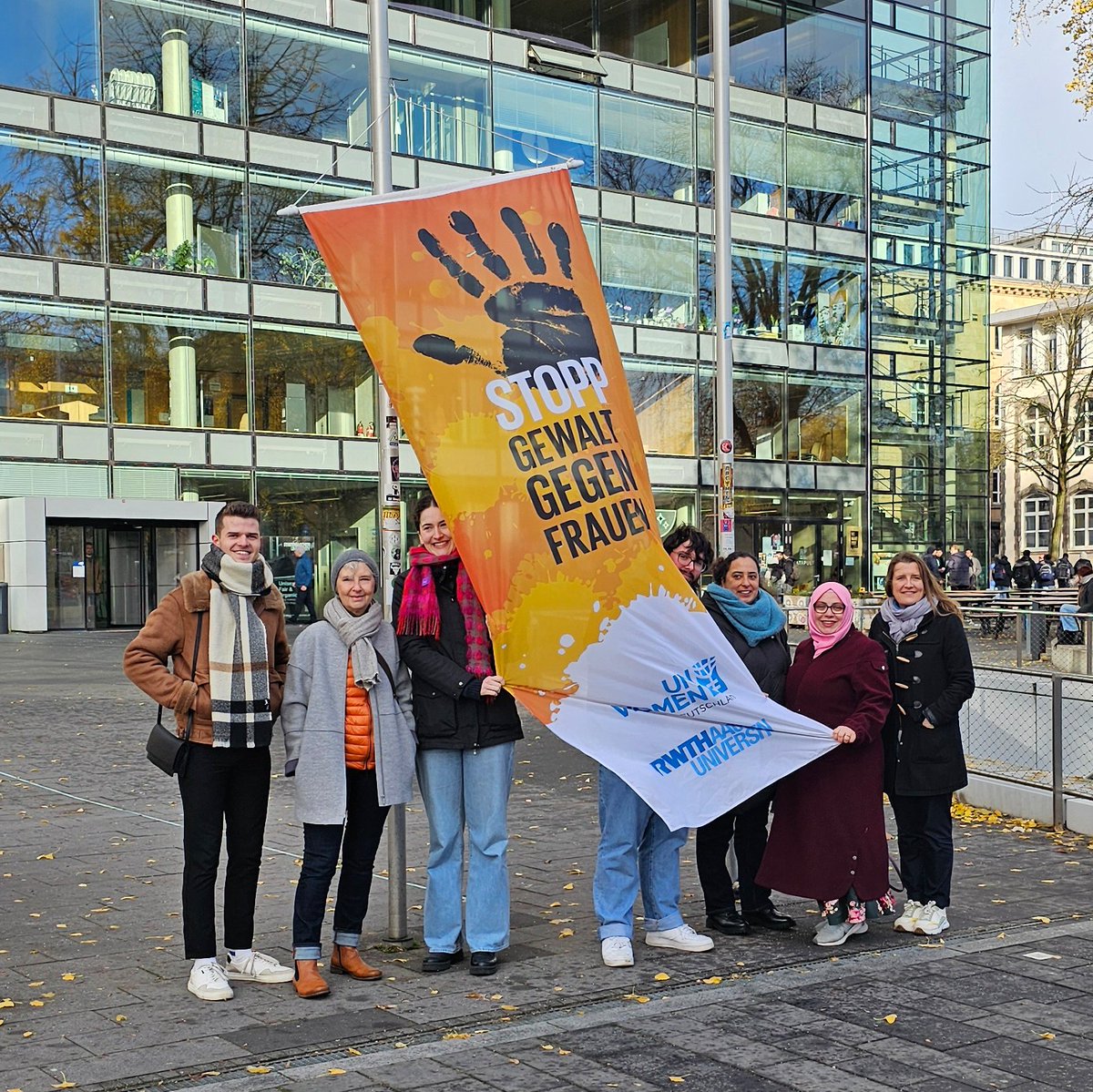 Die #RWTH beteiligt sich bereits zum vierten Mal an der UN-Kampagne #OrangeTheWorld und setzt damit ein Zeichen gegen Gewalt an #Frauen und #Mädchen. 🙏 Während der #OrangeDays vom 25.11. bis 10.12. Dezember hisst die RWTH orangefarbene Flaggen vor dem Hauptgebäude. 👍