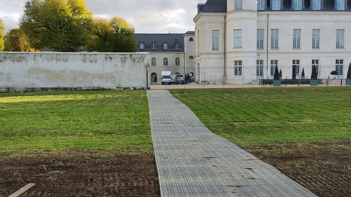 GroupeTSPS's tweet image. #TSPS, partenaire clé du 19e Sommet de la Francophonie à Villers-Cotterêts ! 🌍
🔹 Rola-Trac : accès piétons sécurisés.
🔹 600 TuffTrak : gestion poids lourds &amp;amp; préservation des sols.
Découvrez notre expertise en vidéo ! 📽️
#SommetFrancophonie #VillersCotterêts #AccèsTemporaires