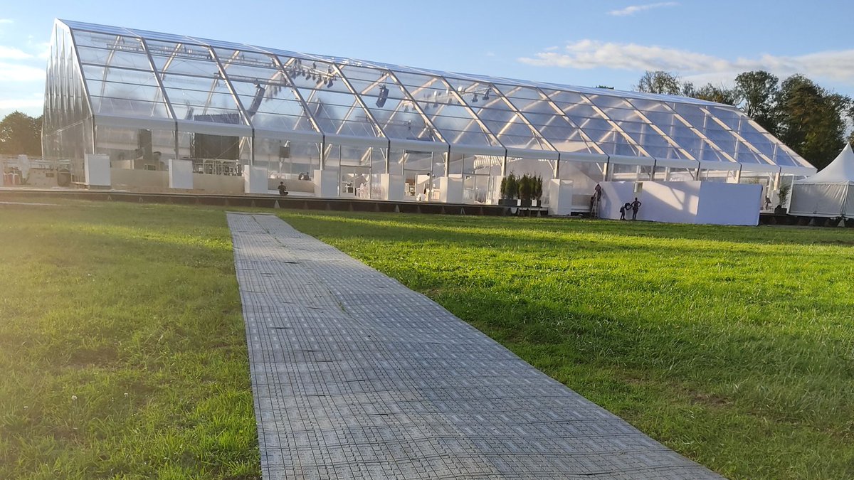 GroupeTSPS's tweet image. #TSPS, partenaire clé du 19e Sommet de la Francophonie à Villers-Cotterêts ! 🌍
🔹 Rola-Trac : accès piétons sécurisés.
🔹 600 TuffTrak : gestion poids lourds &amp;amp; préservation des sols.
Découvrez notre expertise en vidéo ! 📽️
#SommetFrancophonie #VillersCotterêts #AccèsTemporaires