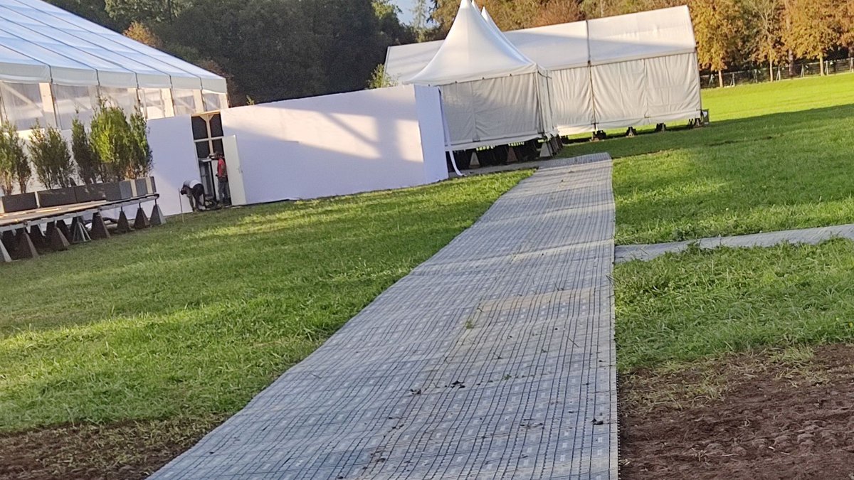 GroupeTSPS's tweet image. #TSPS, partenaire clé du 19e Sommet de la Francophonie à Villers-Cotterêts ! 🌍
🔹 Rola-Trac : accès piétons sécurisés.
🔹 600 TuffTrak : gestion poids lourds &amp;amp; préservation des sols.
Découvrez notre expertise en vidéo ! 📽️
#SommetFrancophonie #VillersCotterêts #AccèsTemporaires