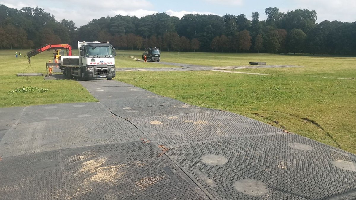 GroupeTSPS's tweet image. #TSPS, partenaire clé du 19e Sommet de la Francophonie à Villers-Cotterêts ! 🌍
🔹 Rola-Trac : accès piétons sécurisés.
🔹 600 TuffTrak : gestion poids lourds &amp;amp; préservation des sols.
Découvrez notre expertise en vidéo ! 📽️
#SommetFrancophonie #VillersCotterêts #AccèsTemporaires