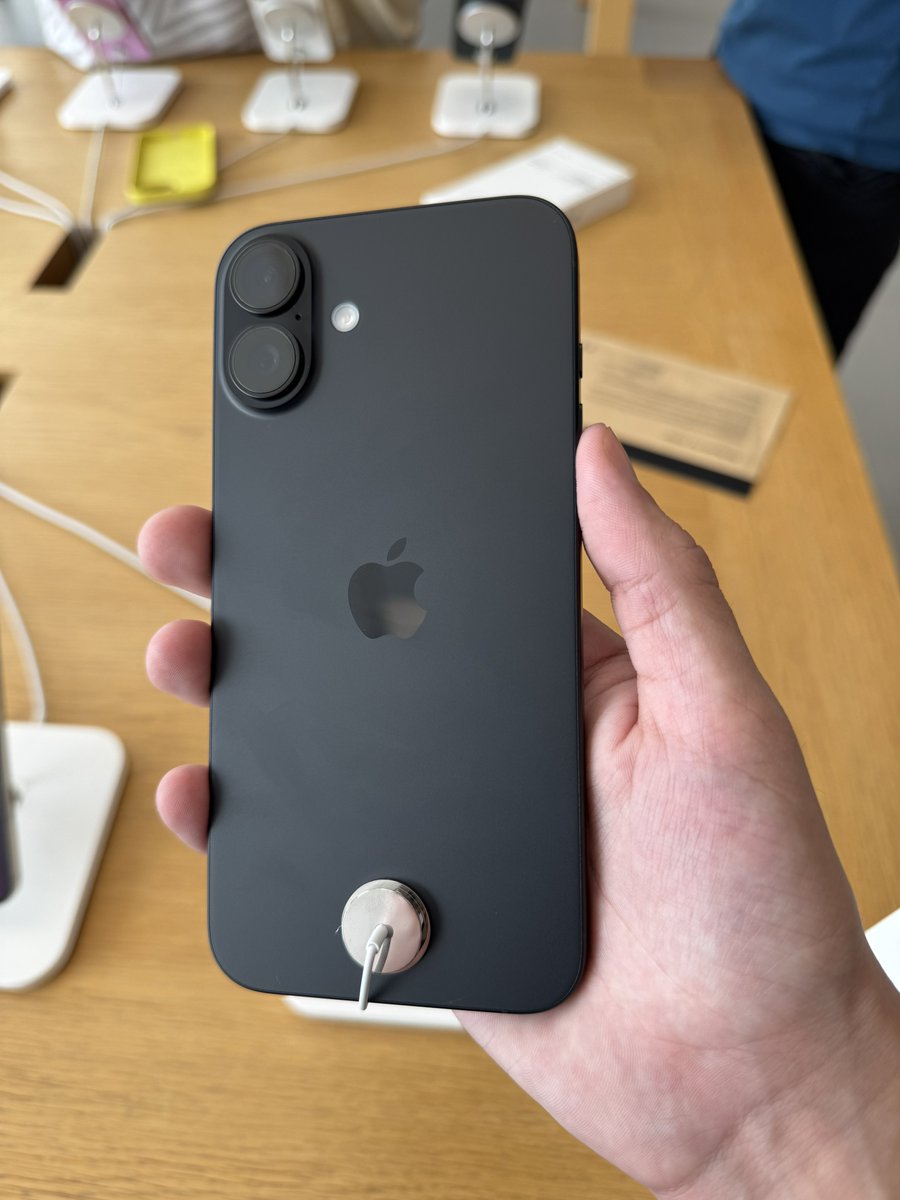 theapplehub's tweet image. Black on the iPhone 16 &amp;gt; Black on the iPhone 16 Pro
