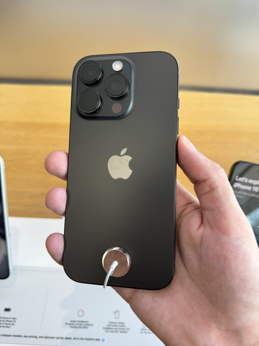 theapplehub's tweet image. Black on the iPhone 16 &amp;gt; Black on the iPhone 16 Pro