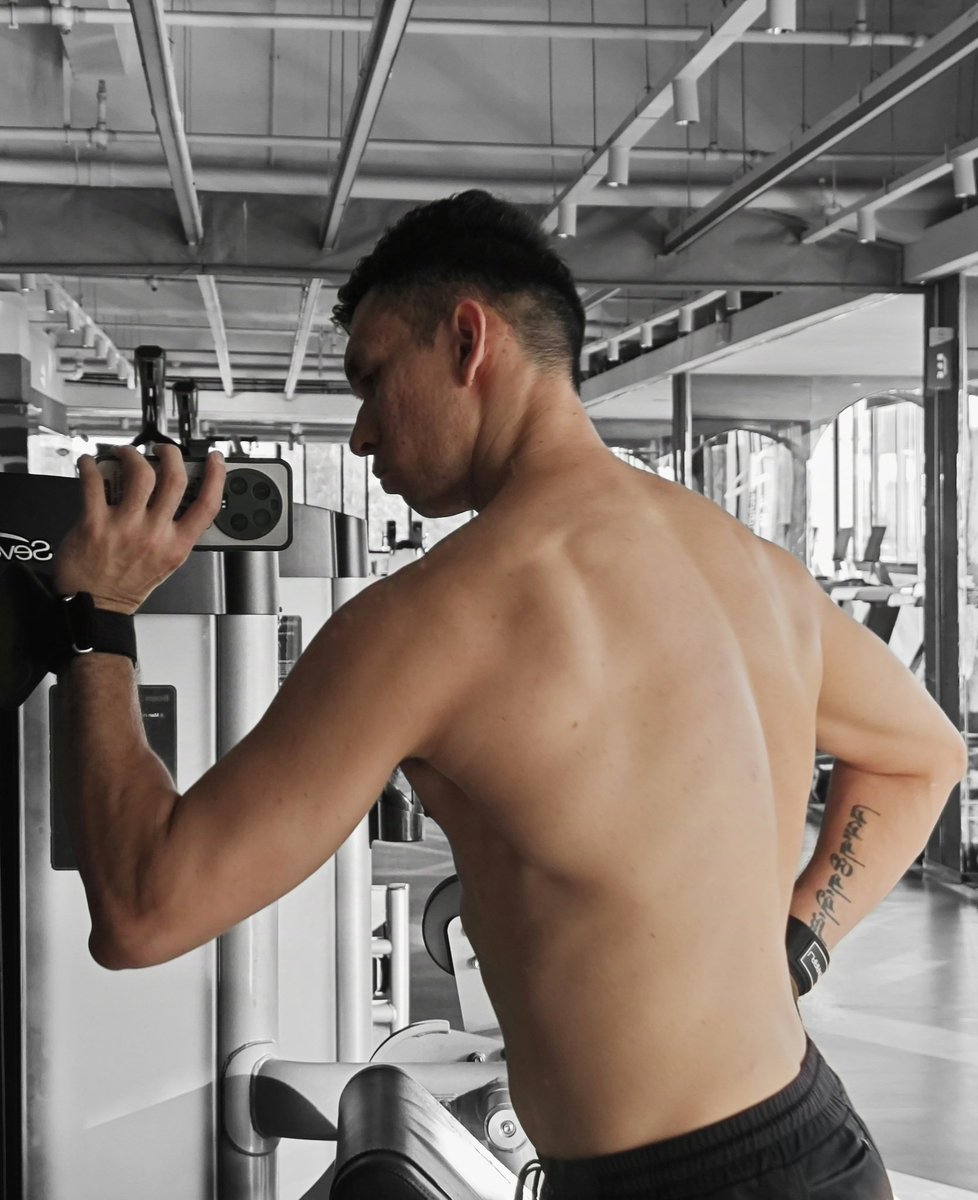 巨施强伸 tweet media