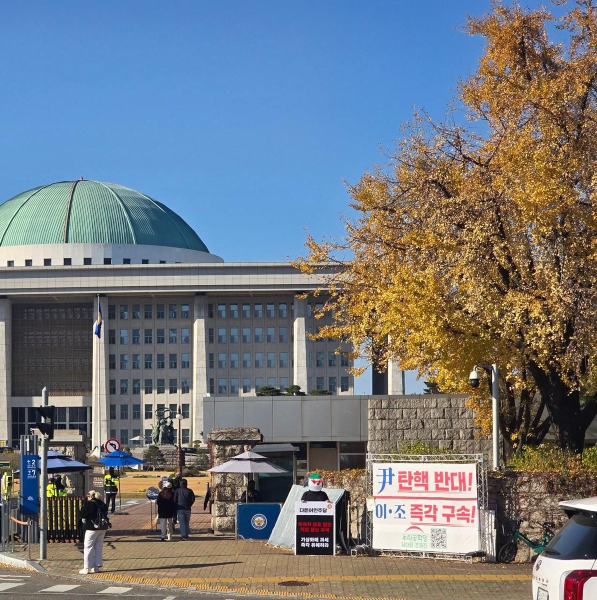 GMB_LABS's tweet image. Our team member @McCoy_GMB is currently holding a one-person protest in front of the National Assembly against cryptocurrency taxation. 

We aim to raise awareness of our stance against South Korea’s irresponsible attempt to impose taxes without adequate institutional…