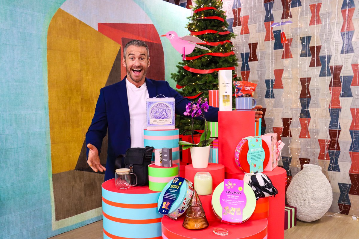 A R1000 <a href="/WOOLWORTHS_SA/">Woolworths SA</a> gift card is up for grabs! To enter, tell us, which Woolies gift would you give to your favourite teacher? 🧑‍🏫🫶 Don't forget to incl. #WooliesChristmas. Comp closes 24 Nov. Ts&amp;Cs: tinyurl.com/4zhywc42 #ExpressoShow