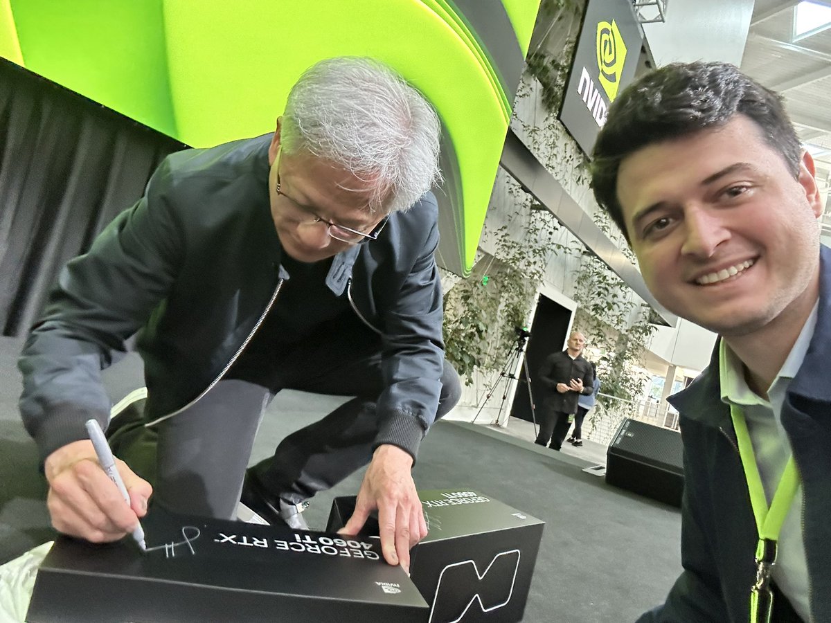 cerbagci's tweet photo. Türk bir mühendis olarak çalıştığım ve bugün dünyanın en değerli şirketi olan #Nvidia CEO’su #JensenHuang ile tanışma fırsatı buldum. 32 yıl içinde şirketi sıfırdan 3.6 trilyon dolarlık değere çıkaran “yapay zekanın babası”na saygılarımla! https://t.co/5i618wQXRm