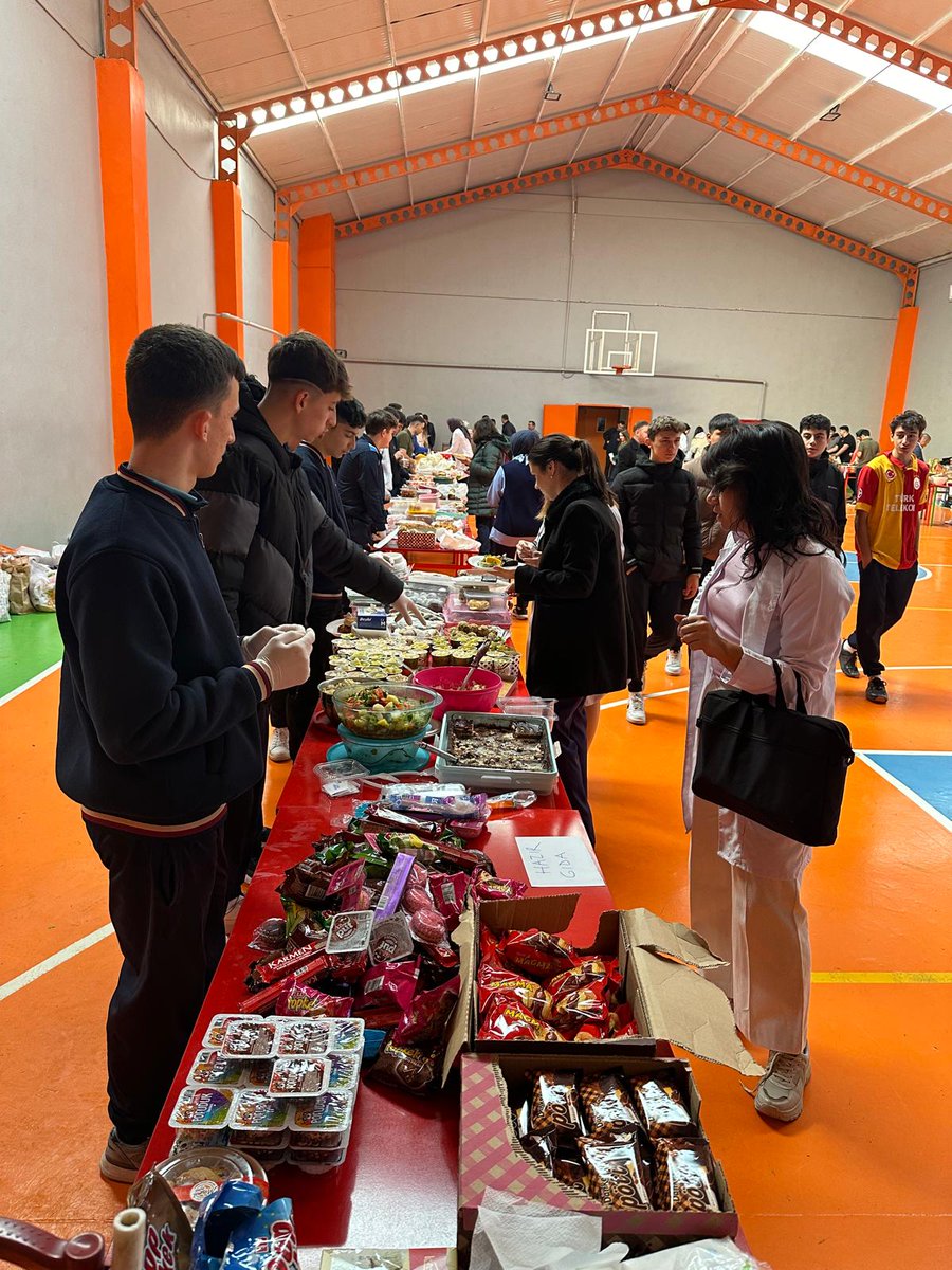 Topkapı Sur Okulları Ailesi olarak değerli velilerimiz ve öğrencilerimizin katkılarıyla ÇEDES kapsamında gerçekleştirdiğimiz kermesimizden elde edilen gelir yerine ulaştırıldı, bu süreçte emeği geçen herkese teşekkürler...
İyilik de Mutluluk da Paylaştıkça Çoğalıyor 🙏🏻