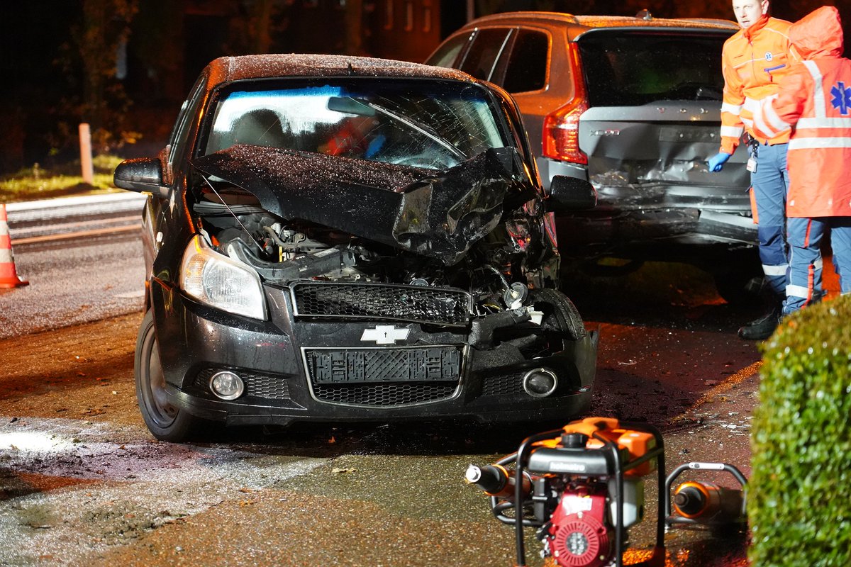 Automobilist bekneld na ongeval door gladheid