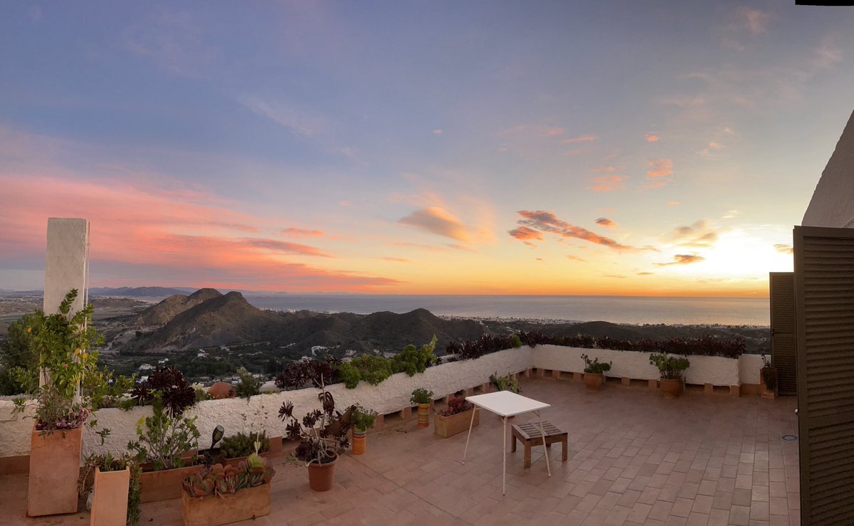 Rooftopvegplot's tweet image. Amazing sunrise today.