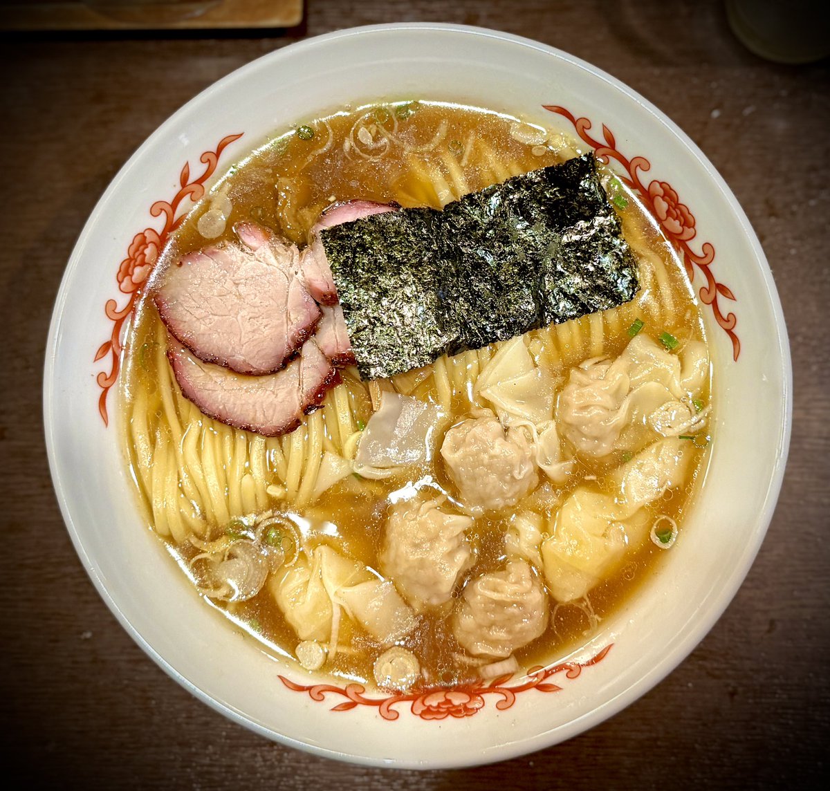 jirock_082605's tweet photo. 185杯目 11/22 麺屋はやしまる

ミックスわんたんめん醤油（大盛）
辛ネギ
🍺

週1回は行かないと発作が出てしまうくらい大好きなはやしまる😋

この麺線の美しさ…🤤
スープが絶品過ぎて気を失いかけるのは毎度のこと㊙️
そしてツルツルの麺で大昇天✨

有馬ご夫妻いつも美味しい🍜有難うございます✨ https://t.co/tyCv0lKm0U