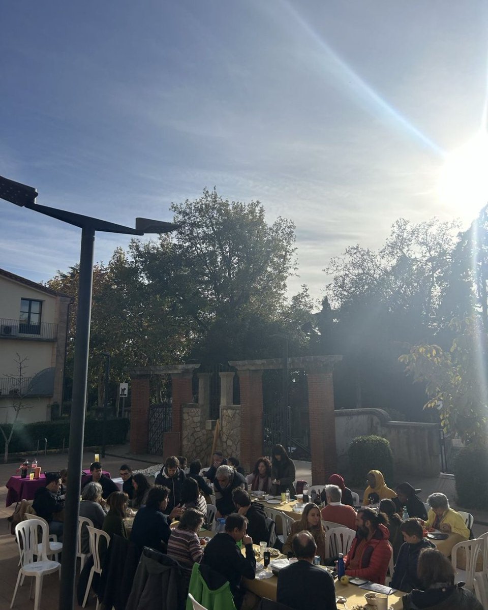 🌱 A la jornada de decreixement al Moianès, vam parlar d’agroecologia per una transició ecosocial justa 🌍. Inspiració de Yayo Herrero: “Del desànim a l’esperança activa”. 💡 Taller: mapeig d’iniciatives i accions futures. Actuem avui pel canvi! 🙌

#Decreixement