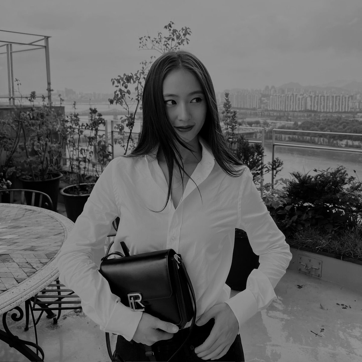 ⠀

I know you're jealous, that i can make my name without a man. 

⠀