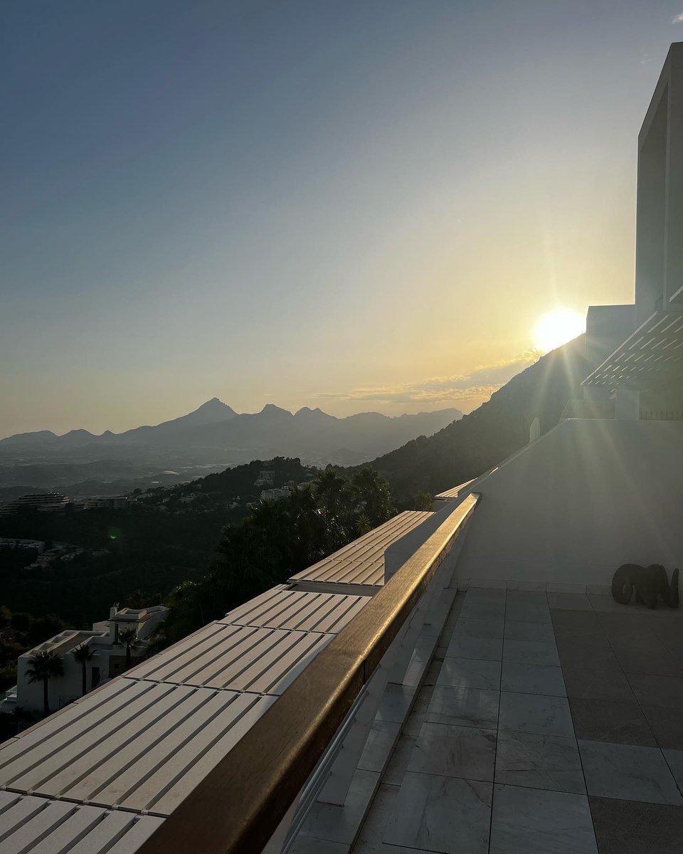 Lonely smoke and boundless Wan Li sand, fortunately, I can step with you