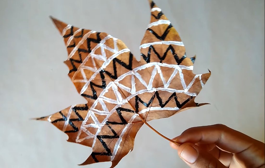 🍂✨ ¡Es otoño y las hojas secas están por todas partes! 🎨🖌️ Aprovéchalas para decorarlas con témperas. ¡Disfruta este fin de semana! 
youtu.be/_tdAZhwQ2Y0?si…

#ManualidadesConNiños #OtoñoCreativo #ArteEnFamilia #DiversiónEnCasa