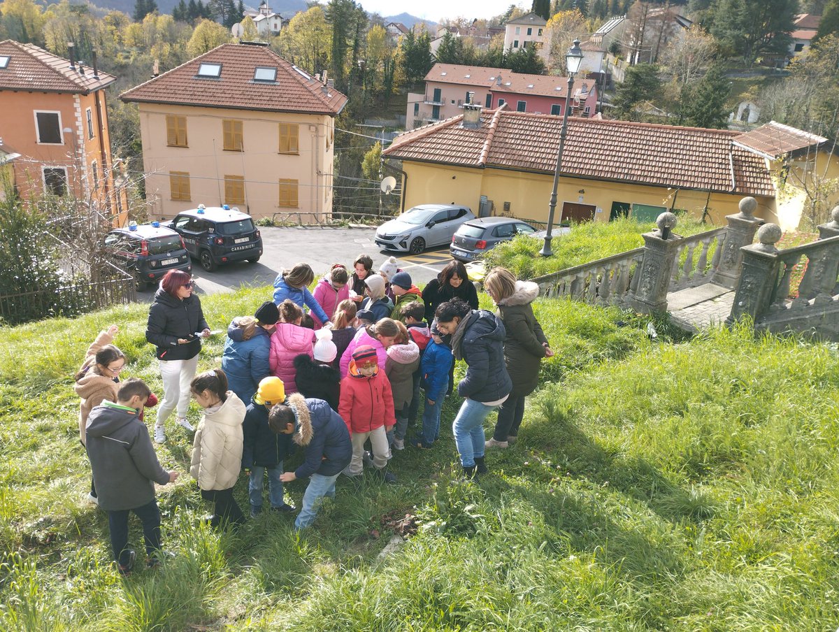 ValliAntola's tweet photo. Ieri a #Torriglia, in occasione della #Festaalbero i @_Carabinieri_ #Forestale di #Montebruno hanno guidato gli studenti delle classi elementari dell'Istituto Comprensivo #Valtrebbia nella piantumazione di alcuni giovani alberi forestali nei giardini della scuola https://t.co/4Q8QnWo8tg