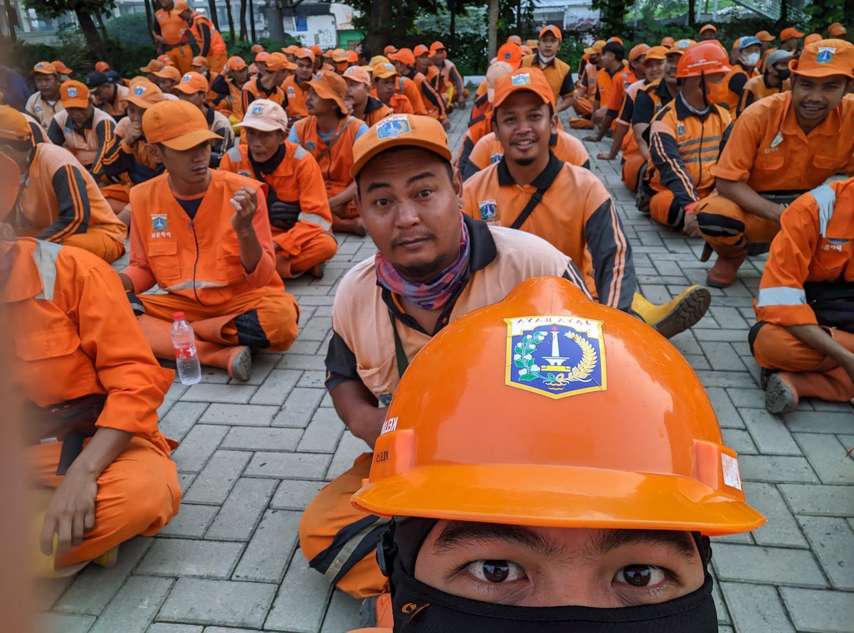 ibnusyu's tweet image. Kerja                                         vs                        main