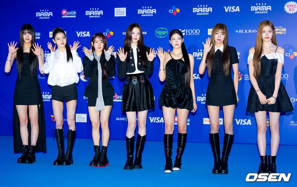 izna at the 2024 MAMA Awards red carpet.
