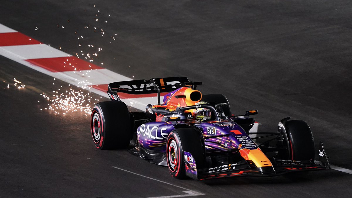 F1tutkumuz's tweet photo. 🚨RED BULL BÜYÜK BİR HATA YAPTI!

💥Avusturya ekibi, Las Vegas’a yanlış arka kanat getirdi.

💥Bundan dolayı düzlüklerde yaklaşık 0.6s kaybediyorlar.

💥İngiltere’den doğru kanatlar getirilecek.

(AMuS) https://t.co/JNWTpvYrAC