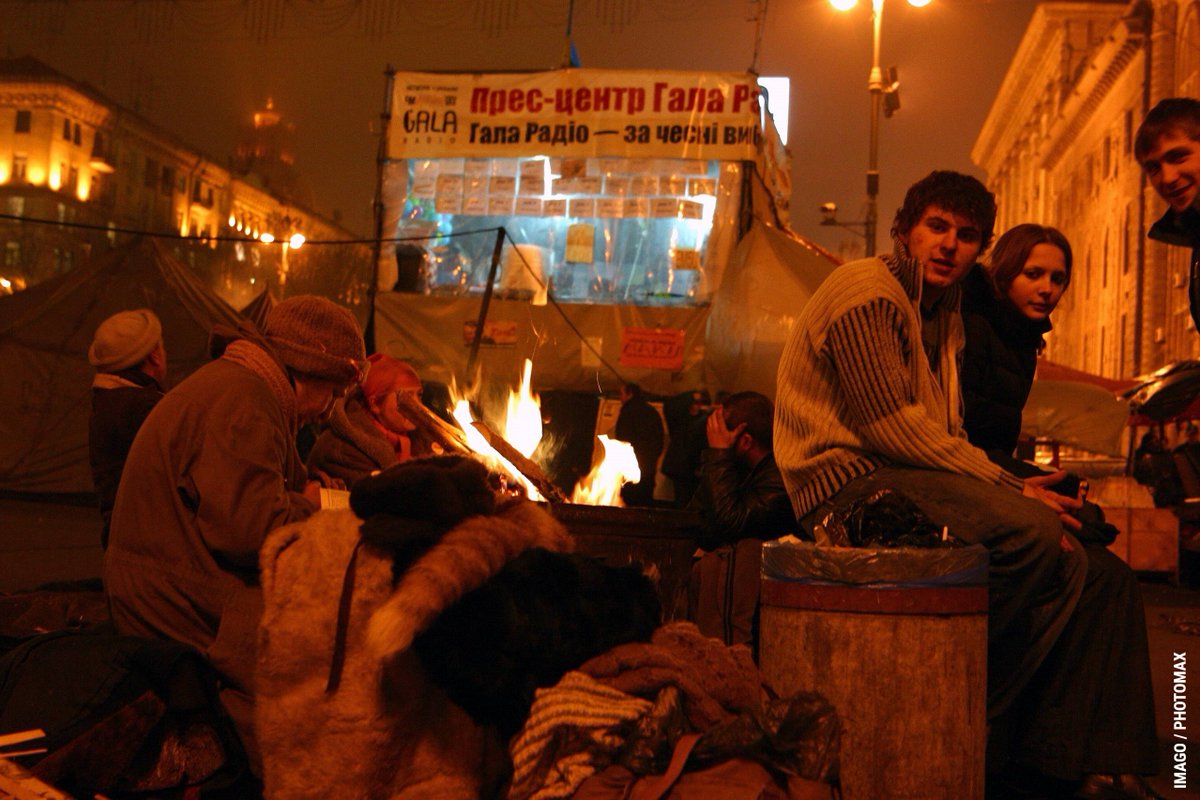 🧵 (1/6)
#OTD #OnThisDay vor 20 Jahren protestieren in der #Ukraine Abertausende gegen Fälschungen in der Stichwahl ums Präsidentenamt – der Beginn der #OrangeRevolution. Wie sind die Ereignisse historisch einzuordnen?

4 Aspekte: