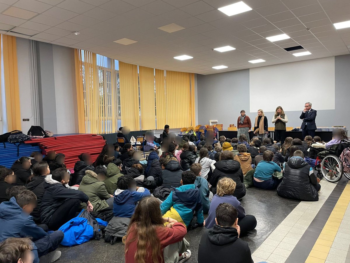 rabelaismetz's tweet photo. Remise de la BD Jeunes et Citoyens de Moselle aux 6eme par @anne_stemart et @EmmanuelLebeau 📖😃 #Moselle #Metz @acnancymetz @GregoryPremon https://t.co/3vQITa900B