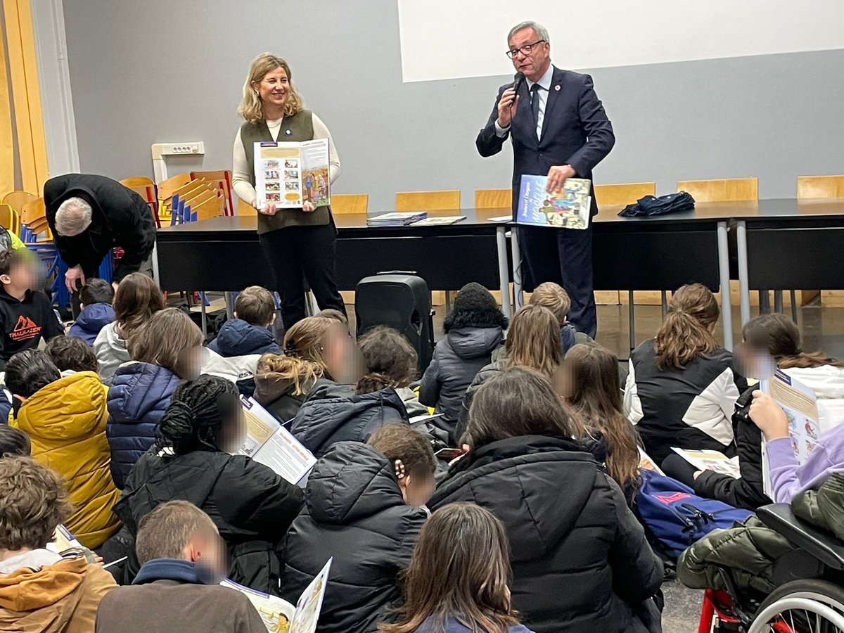 rabelaismetz's tweet photo. Remise de la BD Jeunes et Citoyens de Moselle aux 6eme par @anne_stemart et @EmmanuelLebeau 📖😃 #Moselle #Metz @acnancymetz @GregoryPremon https://t.co/3vQITa900B