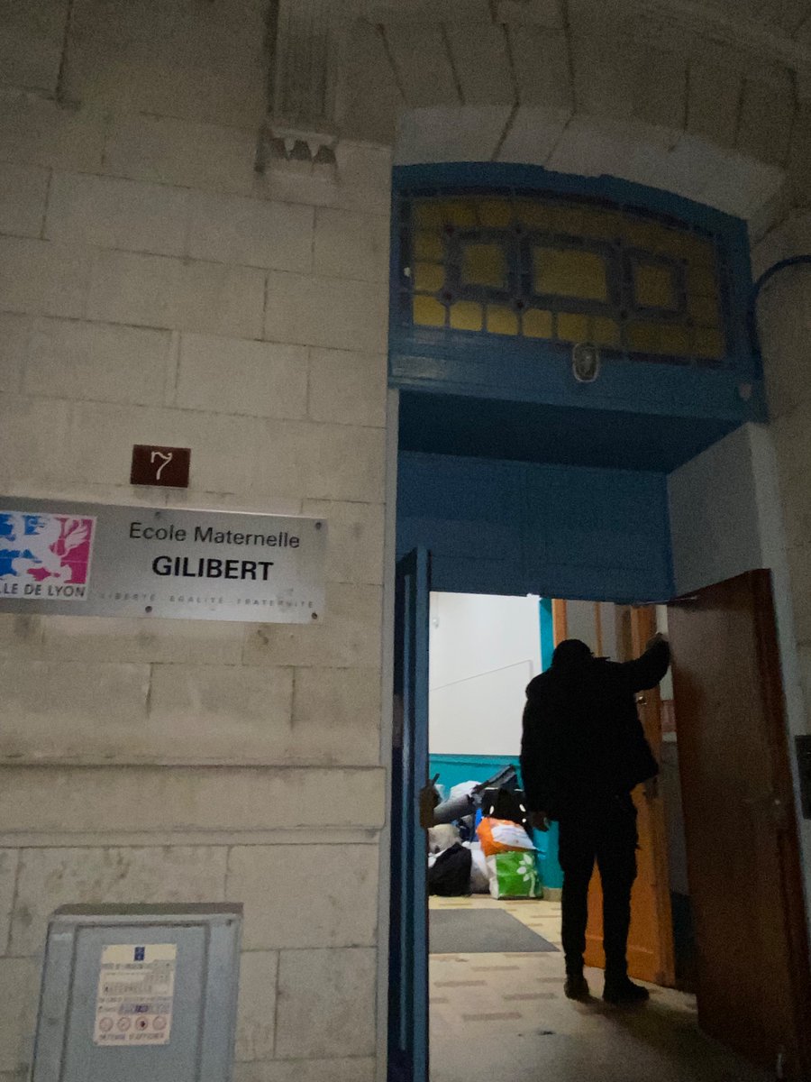 KoupRlt's tweet photo. Ce matin à Lyon, l’école maternelle Gilibert, vide depuis l’été, se réveille pleine d’agitation ! Depuis hier, elle est occupée par les familles qui dormaient sur la place Carnot. Ils ont obtenu auprès de 
@SophiaPopoff un délai jusqu’au 15 décembre. https://t.co/SeDB3BDHip