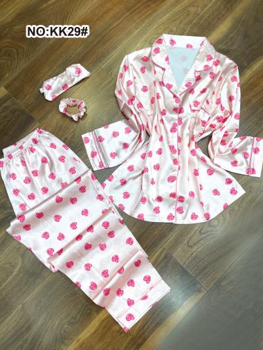 keebahfits's tweet photo. Victoria secret 4 pieces set 
Silk lounge wear 
Eye patch 
Hair band / ruffle 
Ice silk 2 pcs set 
Sizes are medium large X-Large 2xlarge 
Available in all displayed colours 
Long sleeve and short sleeve
Price: 19,000naira https://t.co/dSGFlRkAIo
