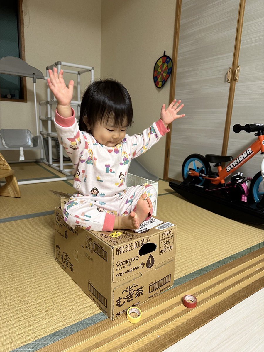 chinnchilara's tweet photo. うちの娘は教祖様でもあり、ポエマーでもあり、ディスコのお姉さんでもある。 https://t.co/0hpP9DMS1A