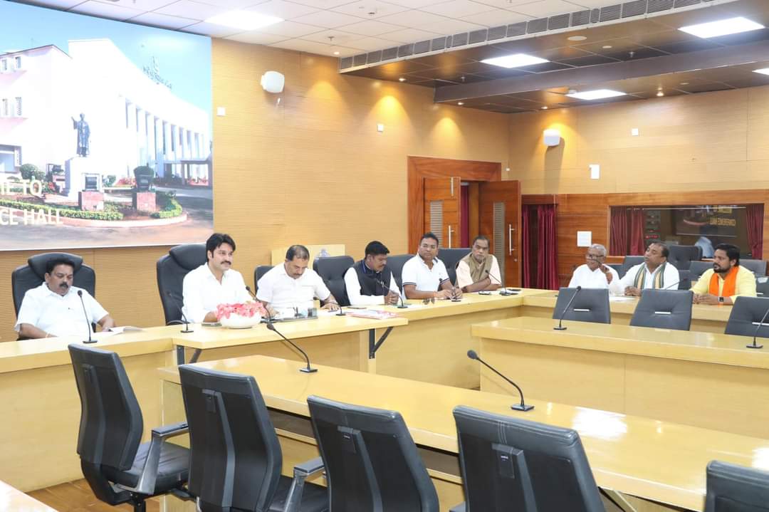 DurgaPNayak's tweet image. ବିଧାନସଭା ସମ୍ମିଳନୀ କକ୍ଷରେ ଅନୁଷ୍ଠିତ ଓଡ଼ିଶା ବିଧାନସଭା ପାଠାଗାର କମିଟିର ପ୍ରଥମ ବୈଠକରେ ଯୋଗ ଦେଇଥିଲି । 

ଆଗାମୀ ଦିନରେ ପାଠାଗାର ଏବଂ ଗବେଷଣା କ୍ଷେତ୍ରରେ ବିକାଶ ନେଇ ଏହି ବୈଠକରେ ବିଶଦ ଆଲୋଚନା କରାଯାଇଥିଲା ।

#OdishaVidhansabha #LibraryCommittee #Leadership #PublicService @BJP4Odisha