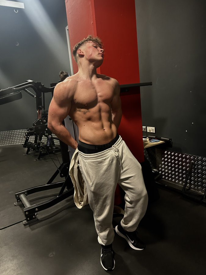 tamedguys's tweet photo. Hot bodybuilder needed sponsor and willing to  push his limits a lot
Full video on comments https://t.co/oyWFAjQxIP