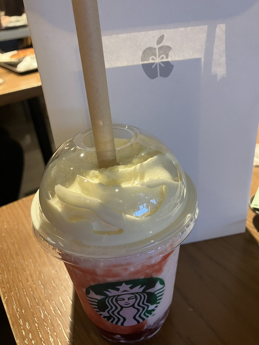 ホリデー仕様になってて可愛いアップルの袋とスタバの新作ちゃん🍓