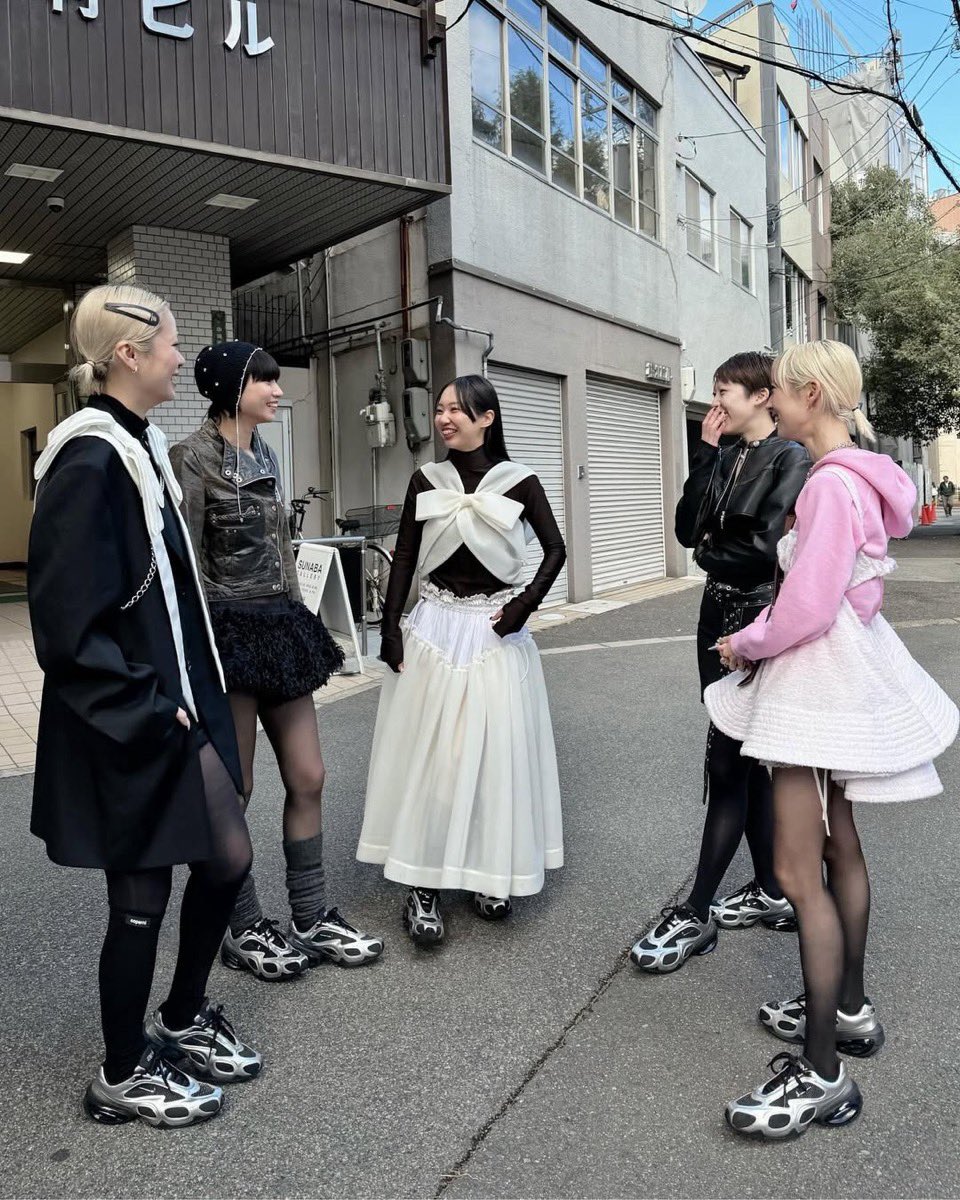 新型ウィメンズスニーカー Nike Air Max Muse “Black and Metallic