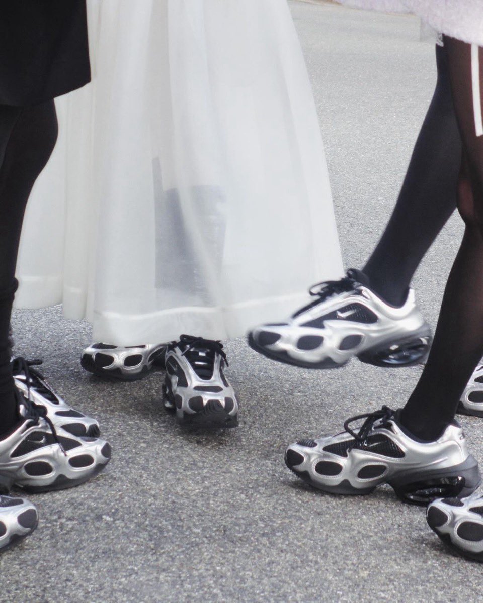 新型ウィメンズスニーカー Nike Air Max Muse “Black and Metallic